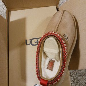 UGG TAZZ PLATFORM SLIPPERS in CHESTNUT SIZE 9
